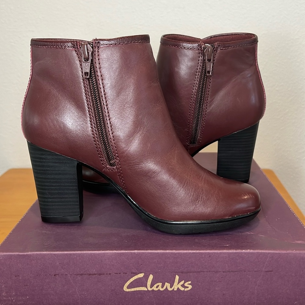 NWT Clarks Halia Perch Burgundy Leather Bootie Size 6